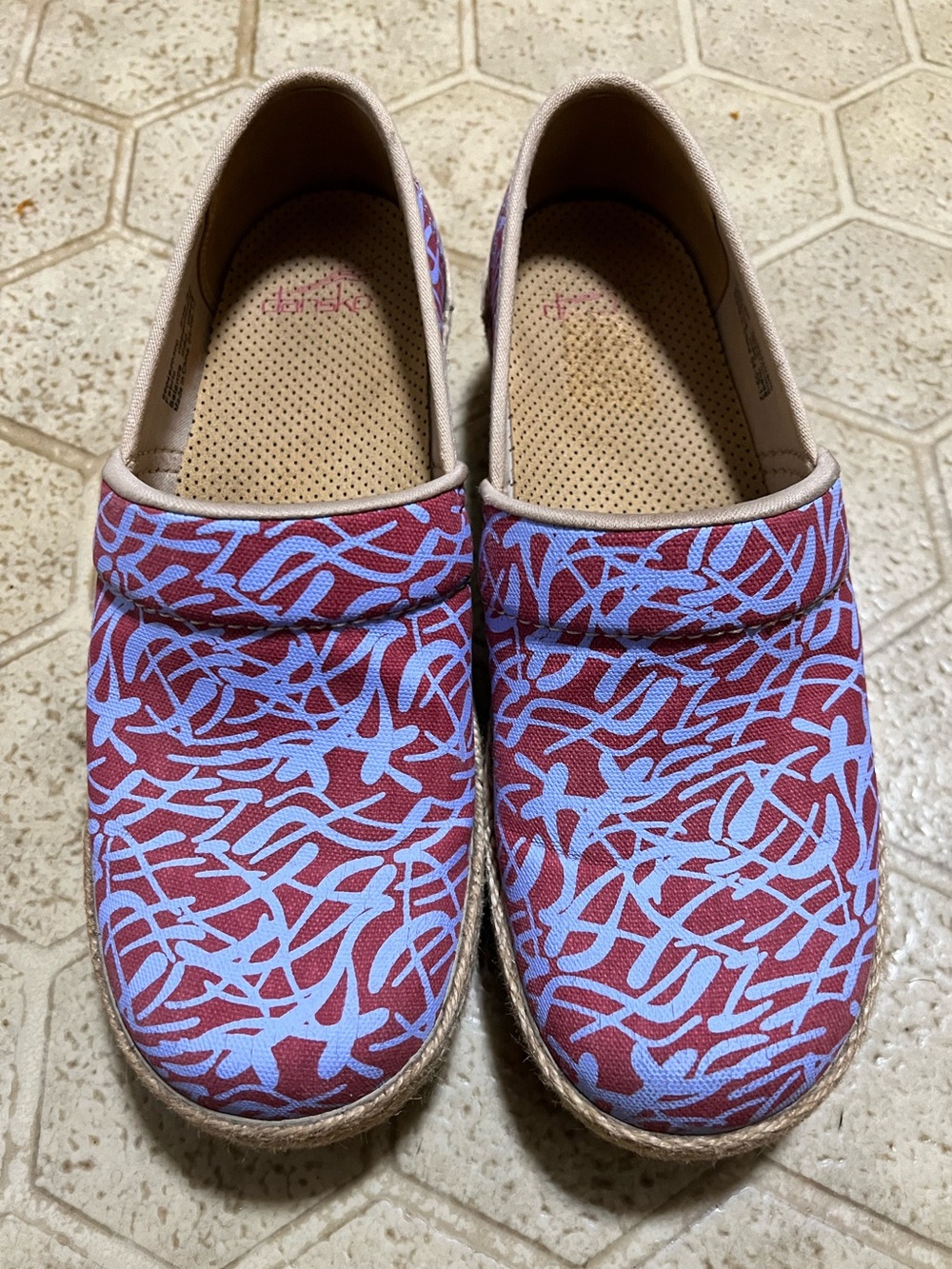 Dansko Victoria clogs in red grass canvas pattern with espadrille soles.
Sz 39